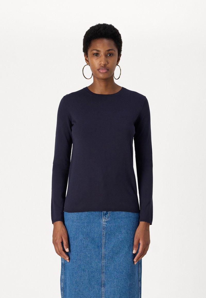 Ναυτικό πουκάμισο μακρύ μανίκι, κατασκευασμένο από υλικό λείο και ελαφρώς ελαστικό. Διαθέτει στρογγυλή λαιμόκοψη και εφαρμ�οστή σιλουέτα. Συνδυάζεται με τζιν φούστα.