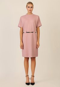 Kurzes rotes Kleid mit kurzen Ärmeln, hohem Ausschnitt und einem schwarzen Gürtel mit goldenen Akzenten in der Taille. Glatte Textur, knielanges Design.