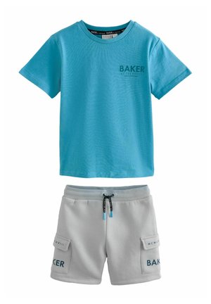 Camiseta de algodón azul con "BAKER" impreso en la parte frontal, combinada con pantalones cortos gris claro que cuentan con dos bolsillos laterales y el texto "BAKER" en una pierna.