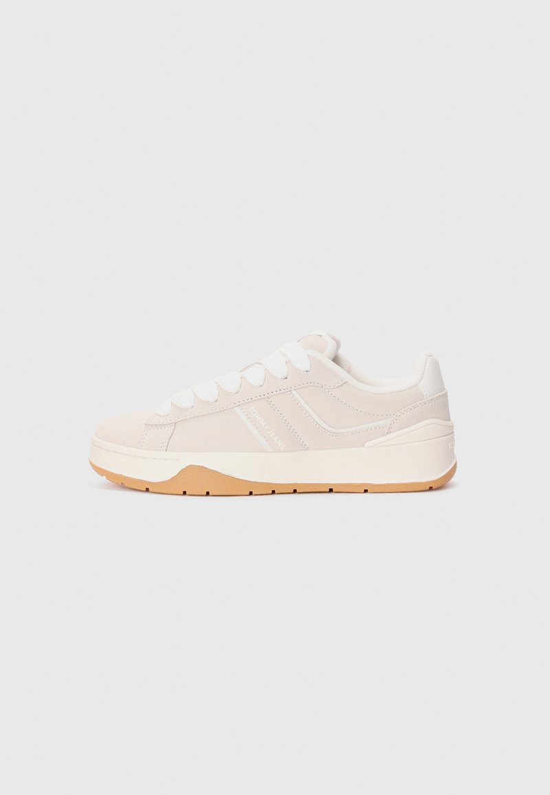 White suede and leather sneaker with a gum rubber outsole, featuring round laces, side branding, and a minimalist design.