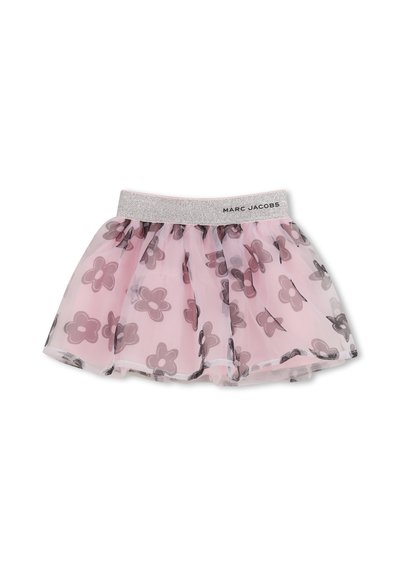 Jupe en tulle rose avec des motifs floraux gris et une large ceinture argentée pailletée arborant le logo "Marc Jacobs".