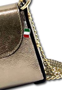 Metalen gouden handtas met een gestructureerd oppervlak, zwarte rand en een gouden schouderband. Bevat een klein stoffen label in de kleuren van de Italiaanse vlag.