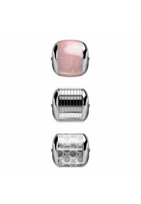 Trois outils de beauté cylindriques : celui du haut en matériau semi-transparent rose, celui du milieu en métal avec une texture rayée, et celui du bas transparent avec un motif à bulles.