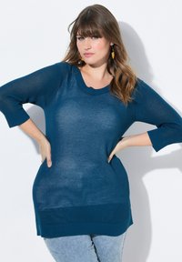 Türkisfarbener Strickpullover mit strukturierter, offener Maschenware, runder Ausschnitt und halblangen Ärmeln, ausgestattet mit einem gerippten Saum und Ärmeln.