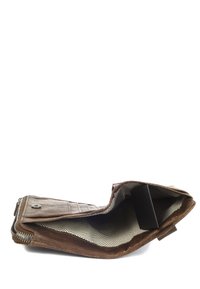 Bruine leren portemonnee met een gestructureerde buitenkant, voorzien van een ritssluiting, en een gemêleerd beige interieur met vakken voor kaarten en contant geld.