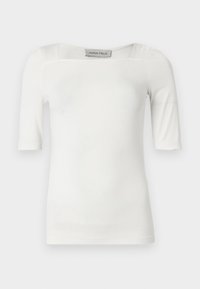 Λευκό κοντομάνικο τοπ με τετράγωνη λαιμόκοψη, κατασκευασμένο από λείο ύφασμα, με διακριτικές ραφές στους ώμους και τις πλευρές.