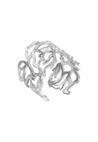 Srebrna bransoletka na nadgarstek z otwartym wzorem, zawierająca abstrakcyjne kształty i splątane formy, charakteryzująca się polerowaną metaliczną powierzchnią.