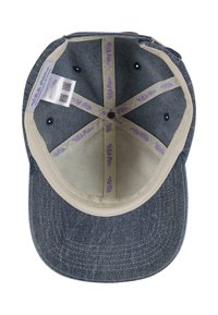 Džinsinė beisbolo kepurė su struktūrine forma, smėlio spalvos pamušalu ir violetinėmis raštuotomis vidinėmis juostomis. Yra ventiliacijos angos ir etiketės viduje.