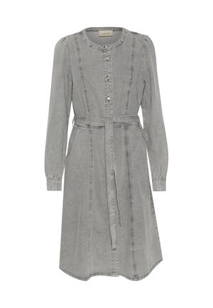 Vestido de mezclilla gris con cuello redondo, cierre de botones en la parte delantera, mangas largas y cintura ceñida con cinturón. Presenta bolsillos laterales y detalles de costura vertical.