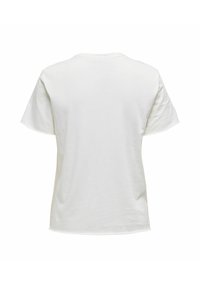 Camiseta blanca, de mangas cortas, cuello redondo, fabricada en algodón, textura suave, corte relajado, sin patrones ni gráficos visibles.