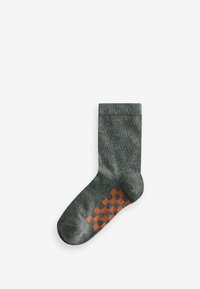 Graue Baumwollsocke mit einem orangefarbenen Karomuster auf der Fußsohle, einem gerippten Bündchen oben und einer glatten Textur über die gesamte Socke.