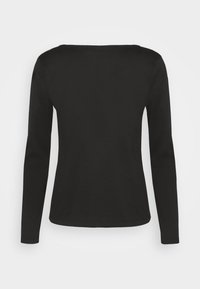 Černý top s dlouhým rukávem, kulatým výstřihem, hladkým materiálem, přiléhavým střihem a minimálními detaily, vyrobený v jednobarevné variantě bez vzorů.