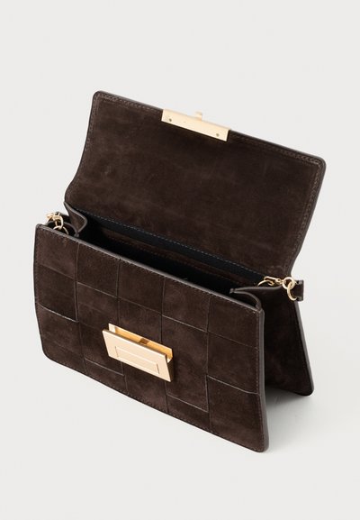 Sm neka spojena smeđi suknjičasti clutch torba s tkanim uzorkom, zlatnim zaključavanjem i unutarnjim odjeljkom. Otvoreni prikaz otkriva minimalistički dizajn.