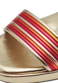 Sandalo a scivolo dorato con una larga fascia caratterizzata da strisce orizzontali metallizzate rosa, arancioni e rosse, dal texture liscia e dalla forma arrotondata.