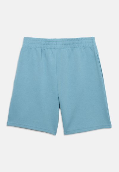 Ανοιχτό μπλε καθημερινά σορτς με ελαστική μέση και πλαϊνές τσέπες, κατασκευασμένα από μαλακό ύφασμα, εμφανίζονται σε λευκό φόντο.