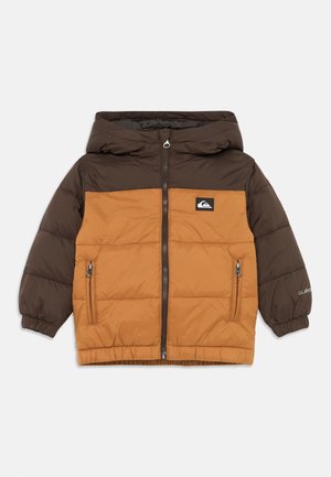 Doudoune avec une capuche et des manches marron, et un corps beige. Elle possède une fermeture éclair à l'avant, deux poches latérales et un patch logo sur la poitrine.