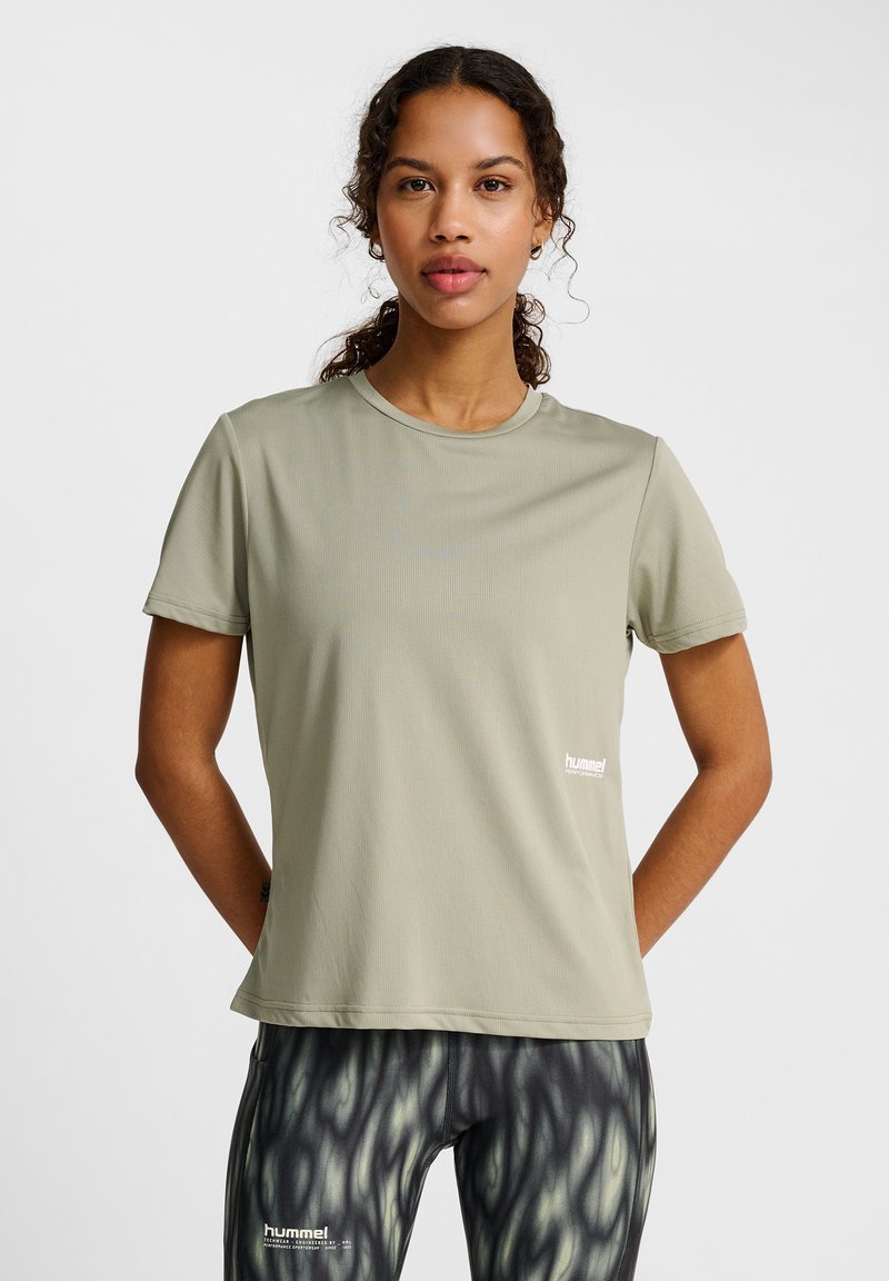 Ljus olivgrön kortärmad tränings t-shirt i texturerad tyg, med en liten vit logotyp på vänster sida.