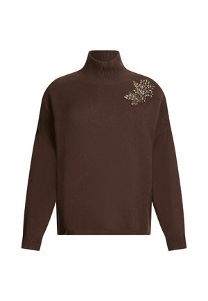 Maglione a collo alto marrone con lavorazione a maglia texturizzata, caratterizzato da un elegante gruppo di gemme trasparenti e metalliche sulla spalla sinistra.
