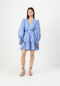 Selected Femme SLFCALLI SADIE SHORT V NECK DRESS  - Koktélruha / Partiruha - vista blue