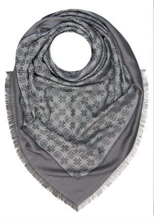 Écharpe triangulaire grise avec bords à franges présentant un motif répétitif de symboles noirs circulaires et en forme de croix.