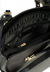 Borsa a tracolla in pelle nera con hardware dorato, con un corpo testurizzato, scomparti con zip e una fodera interna liscia con motivo logo.