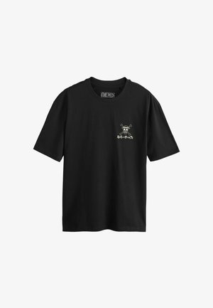 Tricou negru cu mâneci scurte, având un mic logo alb cu craniu și oase încrucișate și text japonez pe zona din stânga pieptului.