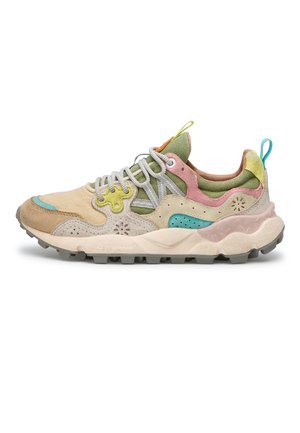 Multicolor sneaker met beige, groene, roze en blauwe accenten, textuurszool, materialen van mesh en suède, en trekbandjes op de tong en hiel.