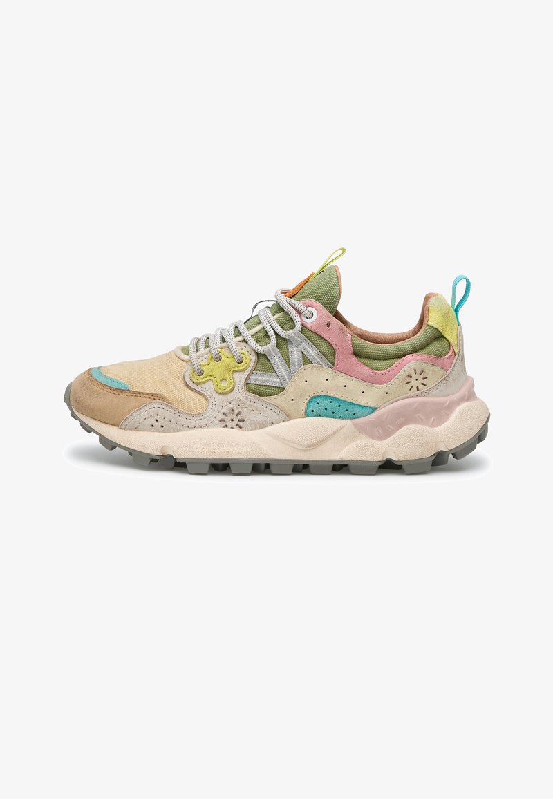 Mehrfarbiger Sneaker mit beigefarbenen, grünen, rosa und blauen Akzenten, strukturierter Sohle, Mesh- und Wildledermaterialien sowie Zuglaschen an Zunge und Ferse.