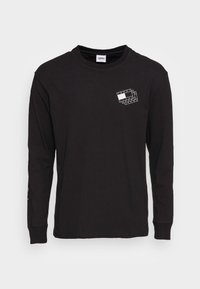 Svart långärmad T-shirt i bomull, med en vit grafisk design på bröstet och en logotyp på vänster ärm.