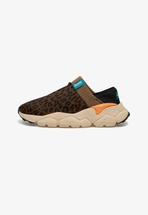 Sneaker slip-on con stampa leopardata marrone e nera, suola chunky beige, dettaglio arancione vicino al tallone e logo teal su linguetta e retro.