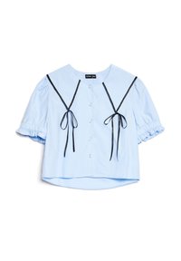 Lyseblå kortermet bluse med puffede kortermer, svarte båndsløyfer foran, perlelignende knapper og bred krage.