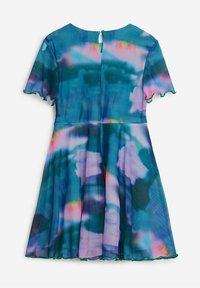 Sukienka z krótkim rękawem wykonana z lekkiej tkaniny, zdobiona niebiesko-fioletowym abstrakcyjnym wzorem, z rozkloszowanym dołem i zapięciem na guziki z tyłu.