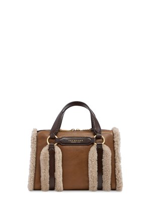 Borsa a mano compatta in pelle marrone con manici marrone scuro e strisce verticali in shearling beige sul davanti e sui lati.