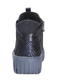 Botte noire en cuir jusqu'à la cheville avec un motif texturé en peau de serpent. Comprend une semelle en caoutchouc grise et une fermeture éclair sur le côté.
