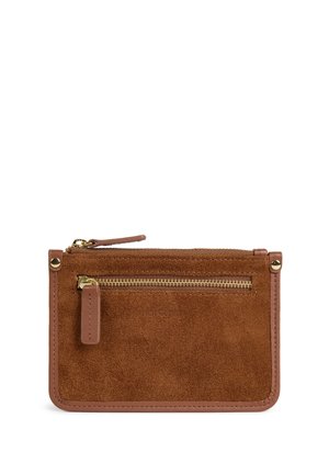 Portefeuille en daim marron avec poche zippée dorée et garniture en cuir assortie sur fond blanc.