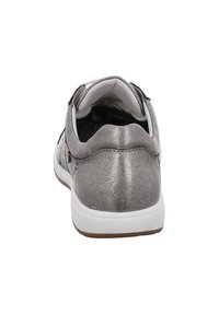 Sneaker metallica argento con tomaia testurizzata, suola bianca e collo imbottito. Presenta cuciture decorative e una fodera interna liscia.