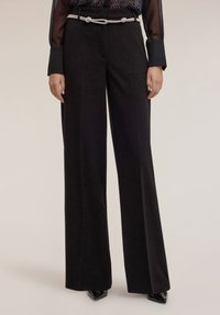 Zwarte wijde broekspijpen gemaakt van soepel stof, met een gestructureerde, geknoopte ceintuur. Het ontwerp heeft een strakke, op maat gemaakte silhouet.