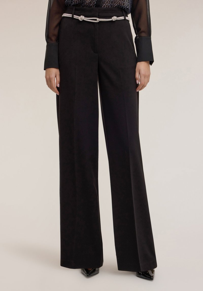 Zwarte wijde broekspijpen gemaakt van soepel stof, met een gestructureerde, geknoopte ceintuur. Het ontwerp heeft een strakke, op maat gemaakte silhouet.