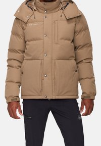 Béžová péřová bunda s vysokým límcem, předním zapínáním na zip a patentky, více kapsami a nastavitelnými šňůrkami.