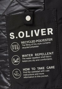 Zorglabel in zwart van S. Oliver, gemaakt van gerecycled polyester. Bevat een waterafstotende beschrijving en verzorgingsinstructies in witte tekst.