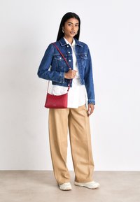 Calvin Klein CROSSBODY - Taška s příčným popruhem - scarlet sage
