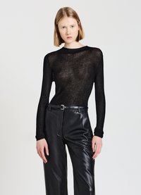 Top lungo a maniche lunghe nero a coste realizzato in materiale trasparente, abbinato a pantaloni in pelle nera a vita alta con una texture liscia e cintura.