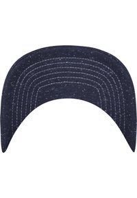 Tumesinine müts, mille visuur on valmistatud denimpurust, nähtavate õmbluste ja tekstuuriga pinna detailidega. Kumer kuju päikesekaitseks.