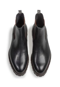 Botas Chelsea de cuero negro con superficie texturizada, paneles laterales elásticos y una lengüeta de tirón, con suela de goma y acentos interiores contrastantes.