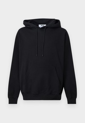 Sort pullover-hoodie med front-kængurulomme, justerbare snore, ribstrikkede manchetter og et lille hvidt mærke med brandnavn inde i kraven.