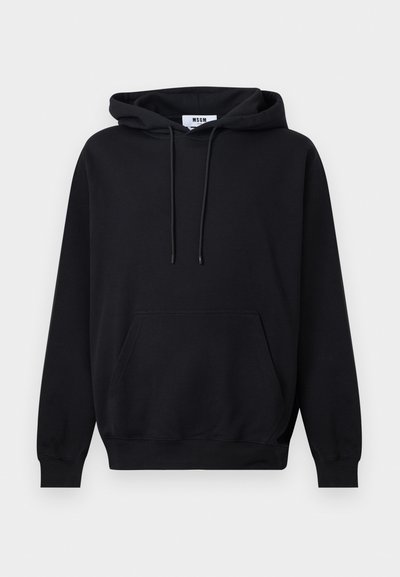Sweat à capuche noir avec poche kangourou devant, cordons réglables, poignets côtelés et petite étiquette de marque blanche à l'intérieur du col.