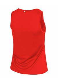 Top rojo sin mangas con cuello redondo, textura suave y forma ajustada. Presenta un ligero fruncido en la cintura y sin herrajes visibles.