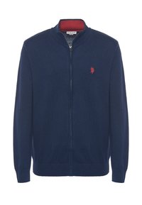 Cardigan blu navy con zip e colletto a costine. Presenta un colletto interno rosso e un piccolo logo rosso sul lato sinistro. Realizzato in morbido materiale lavorato a maglia.