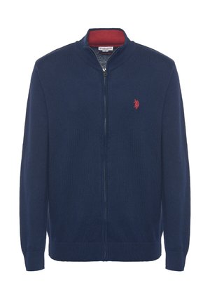 Cardigan blu navy con zip e colletto a costine. Presenta un colletto interno rosso e un piccolo logo rosso sul lato sinistro. Realizzato in morbido materiale lavorato a maglia.