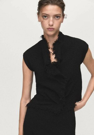 Haut noir texturé avec des manches courtes et évasées, présentant un col effiloché et un drapé à l'avant. Design simple et ajusté.